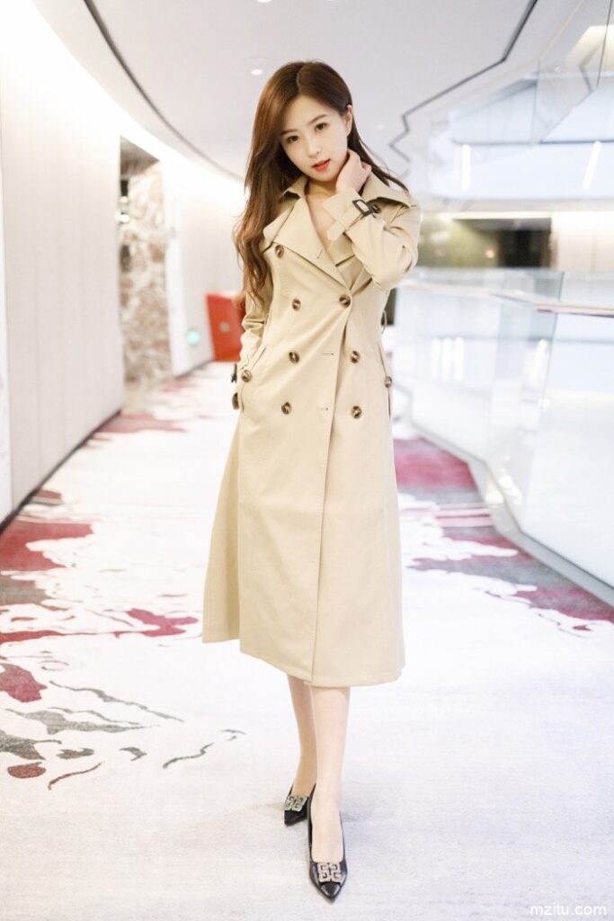 紧身牛仔裤烫发女孩逛商场【124】00026-西哈图库