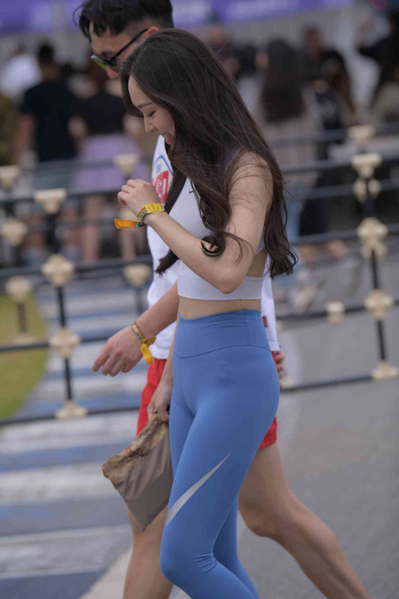 图片[1]-陪男朋友逛街的瑜伽裤女孩【74P】04034-西哈图库