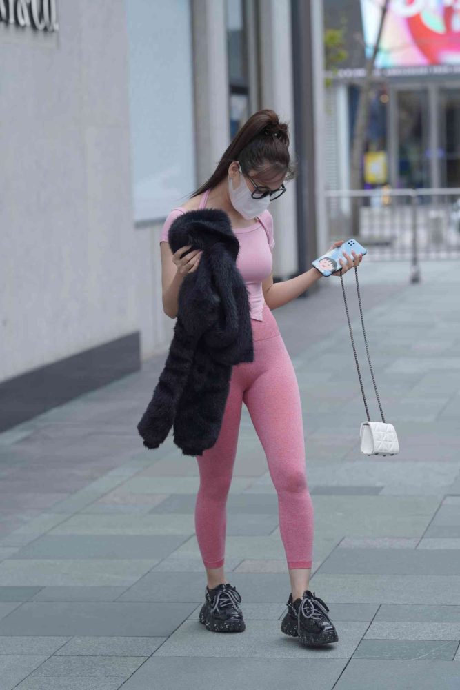 粉红色瑜伽裤的眼镜妹妹【93P】04019-西哈图库