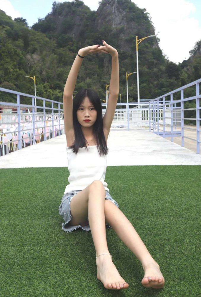 坐在草地上的长发女孩【172P】20012-西哈图库