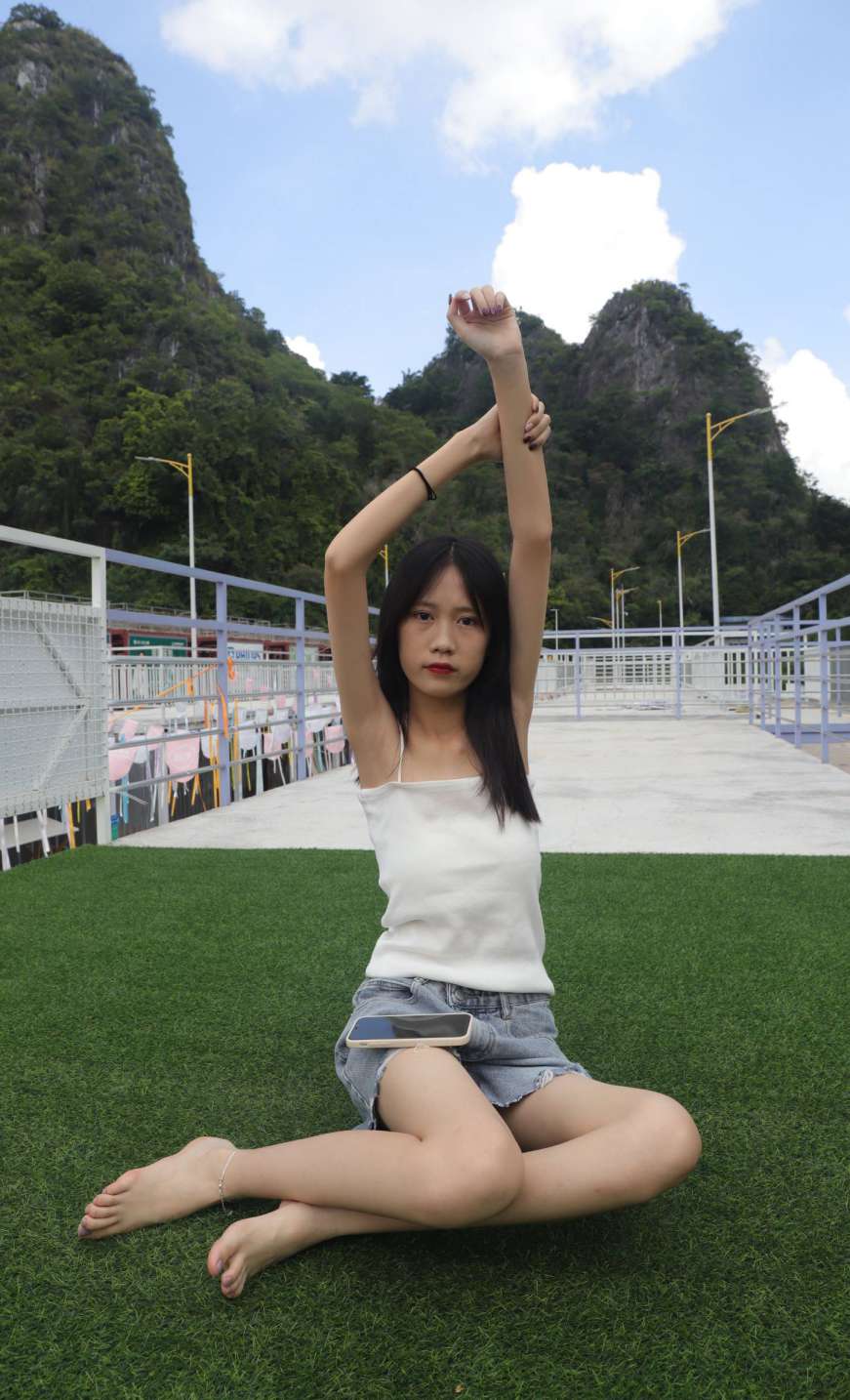 图片[3]-坐在草地上的长发女孩【172P】20012-西哈图库