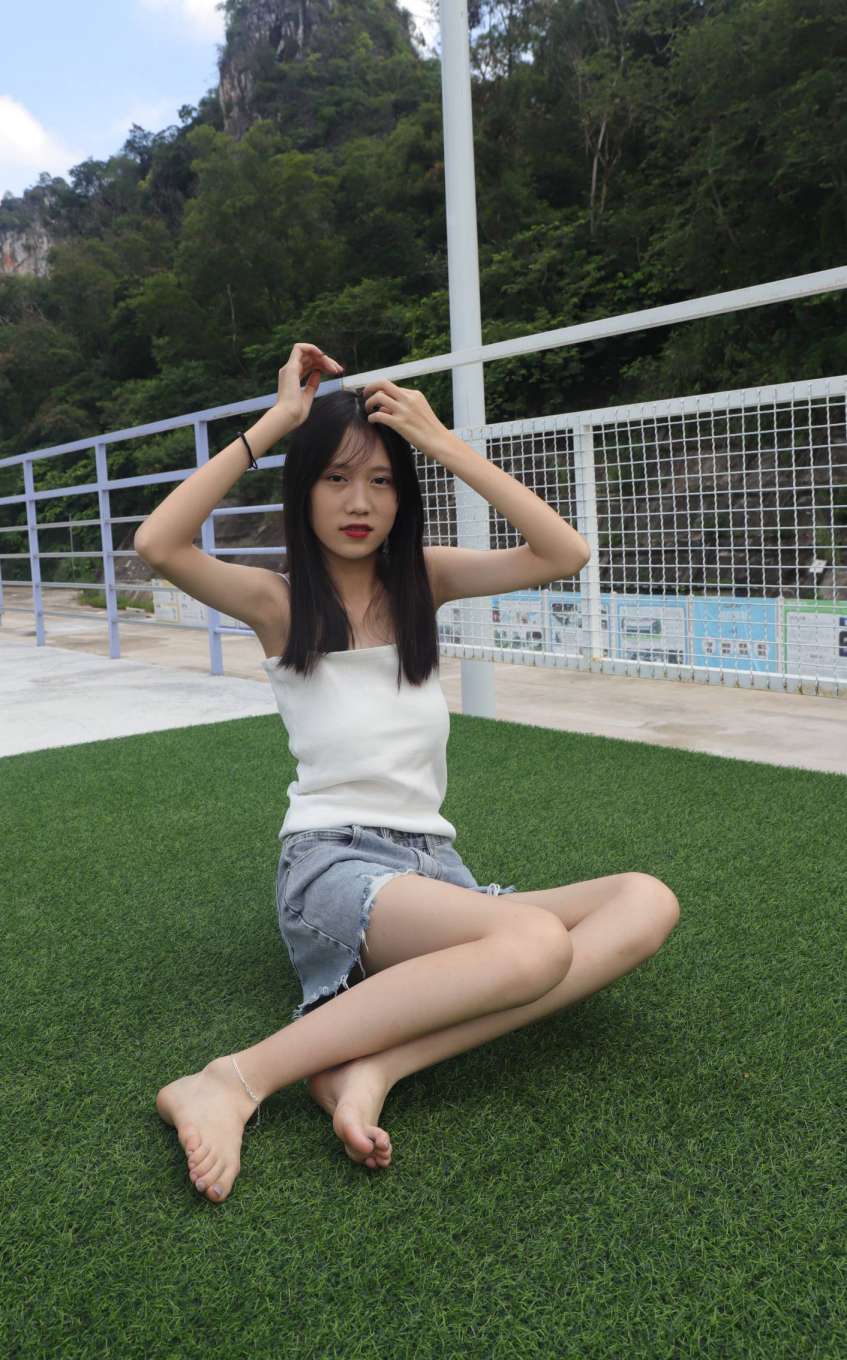图片[4]-坐在草地上的长发女孩【172P】20012-西哈图库