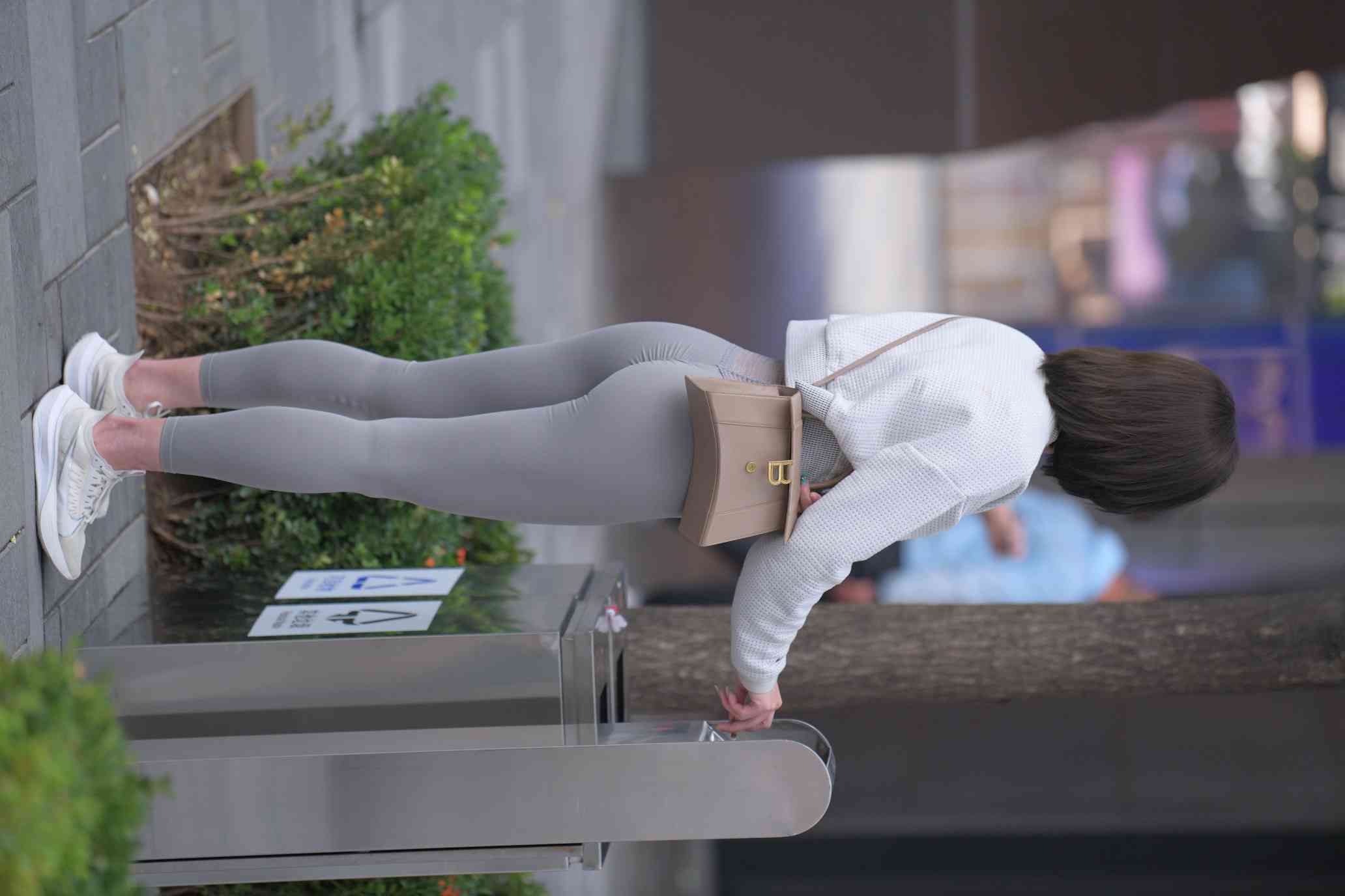 图片[5]-身材很好的短发瑜伽裤姑娘【157P】04015-西哈图库