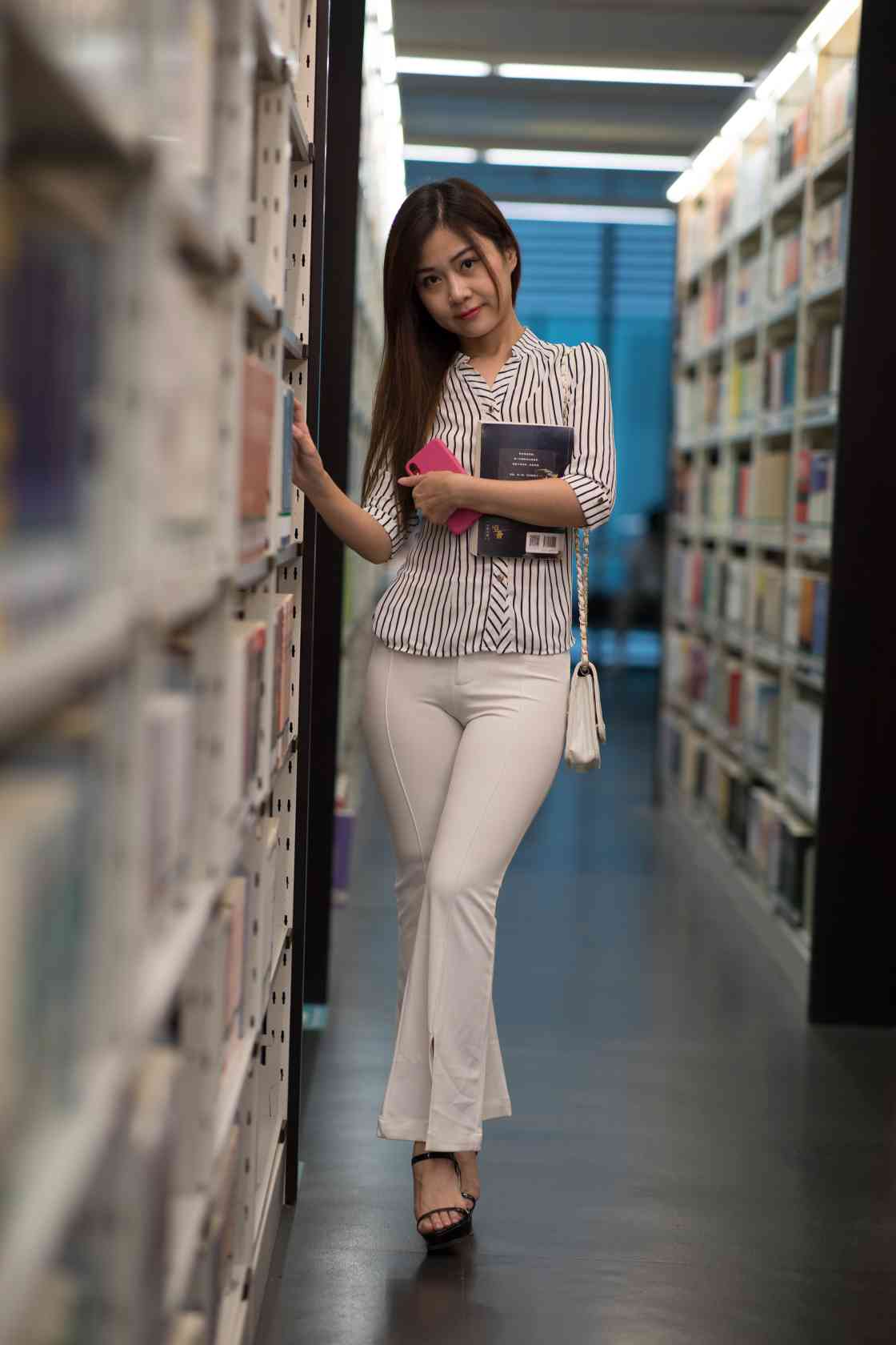 图片[5]-逛书店的白色紧身裤女孩【450P】04040-西哈图库