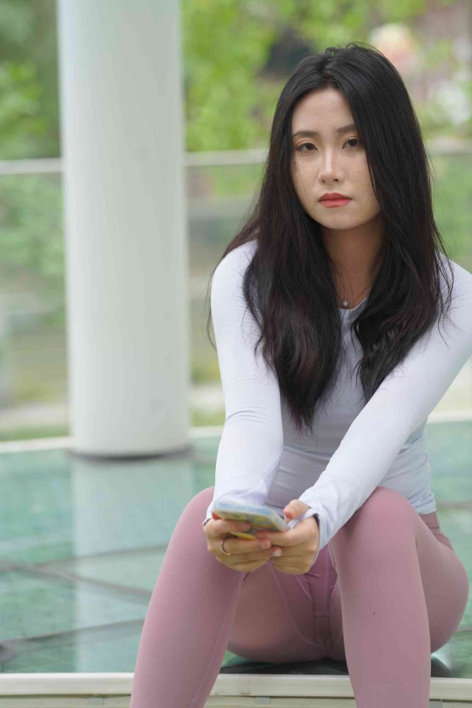 图片[2]-坐在草地玩手机的瑜伽姑娘【733P】04012-西哈图库