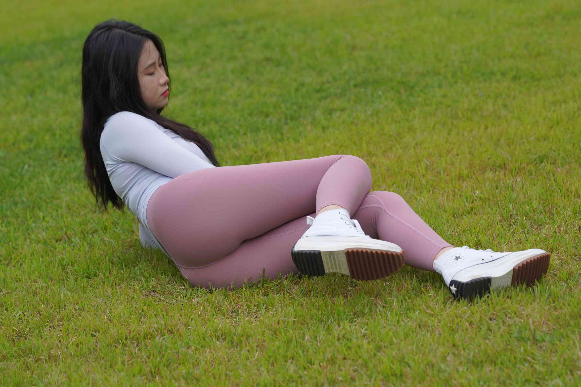 图片[4]-坐在草地玩手机的瑜伽姑娘【733P】04012-西哈图库