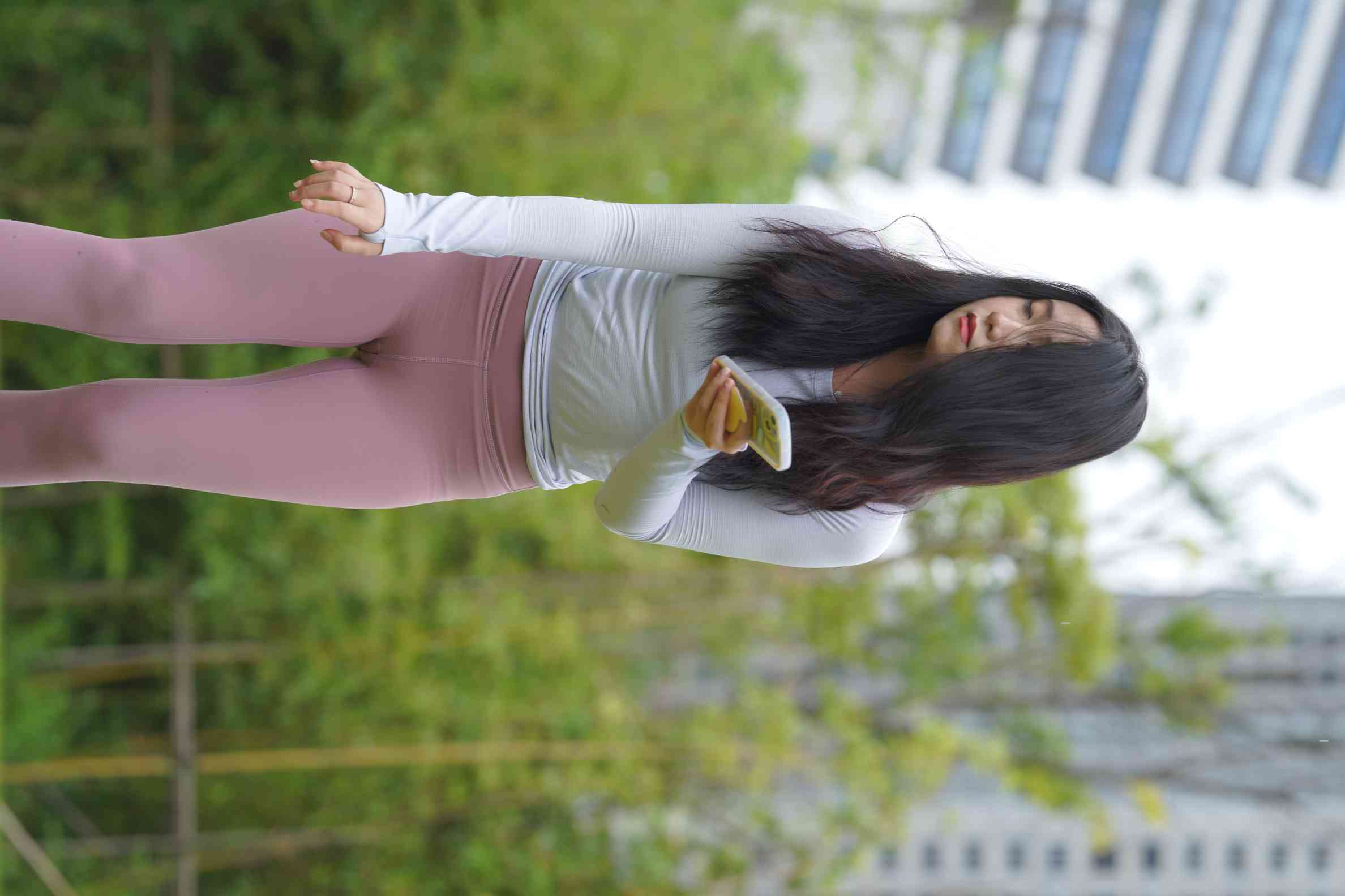 图片[5]-坐在草地玩手机的瑜伽姑娘【733P】04012-西哈图库