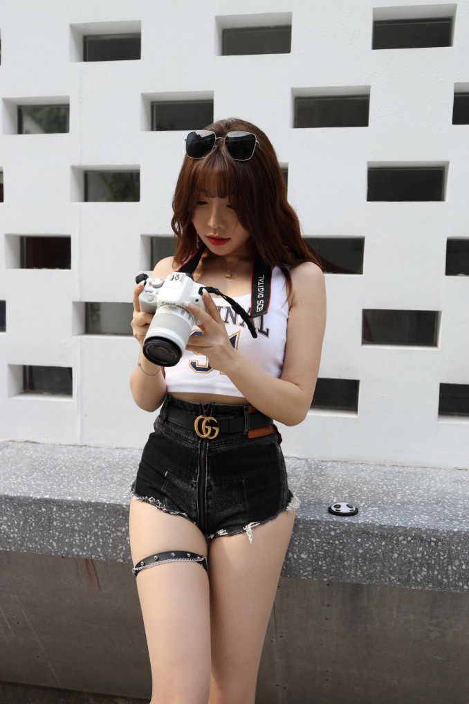 图片[4]-在户外玩单反相机的牛仔热裤女孩【450MB】00032-西哈图库