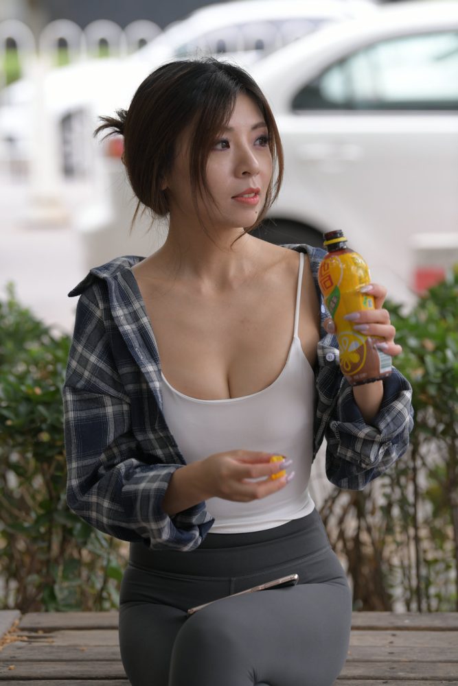 喝饮料的瑜伽裤女孩J2242 383P1V-17.5GB-西哈图库