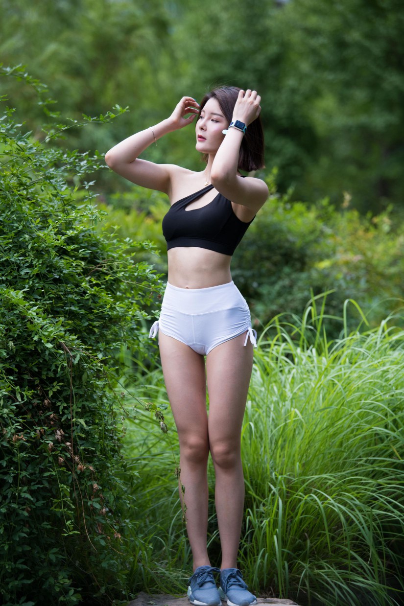 图片[5]-在户外玩耍的白色短裤漂亮姑娘【239P】00061-西哈图库