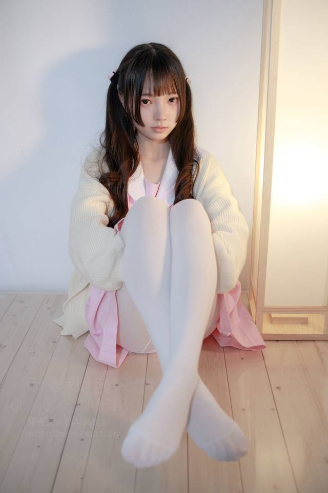 好像有什么心事的白丝双马尾女孩【59P】20022-西哈图库