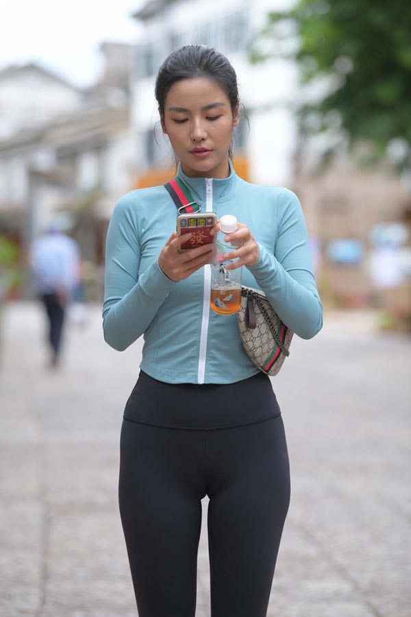 结束完了一天的瑜伽训练【254P】00011-西哈图库