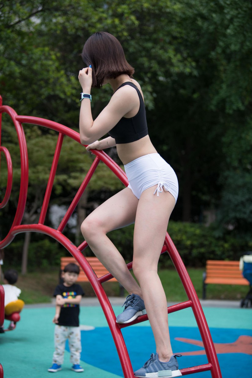 图片[2]-在户外玩耍的白色短裤漂亮姑娘【239P】00061-西哈图库