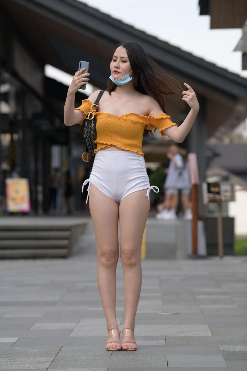 图片[1]-高腰白色短裤的漂亮女孩【767P】00065-西哈图库