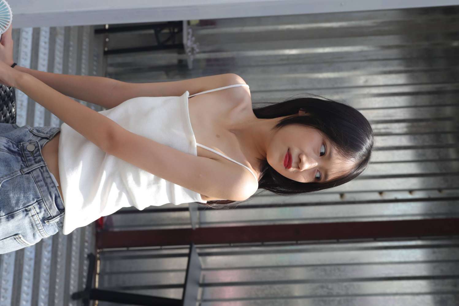 图片[7]-坐在草地上的长发女孩【172P】20012-西哈图库