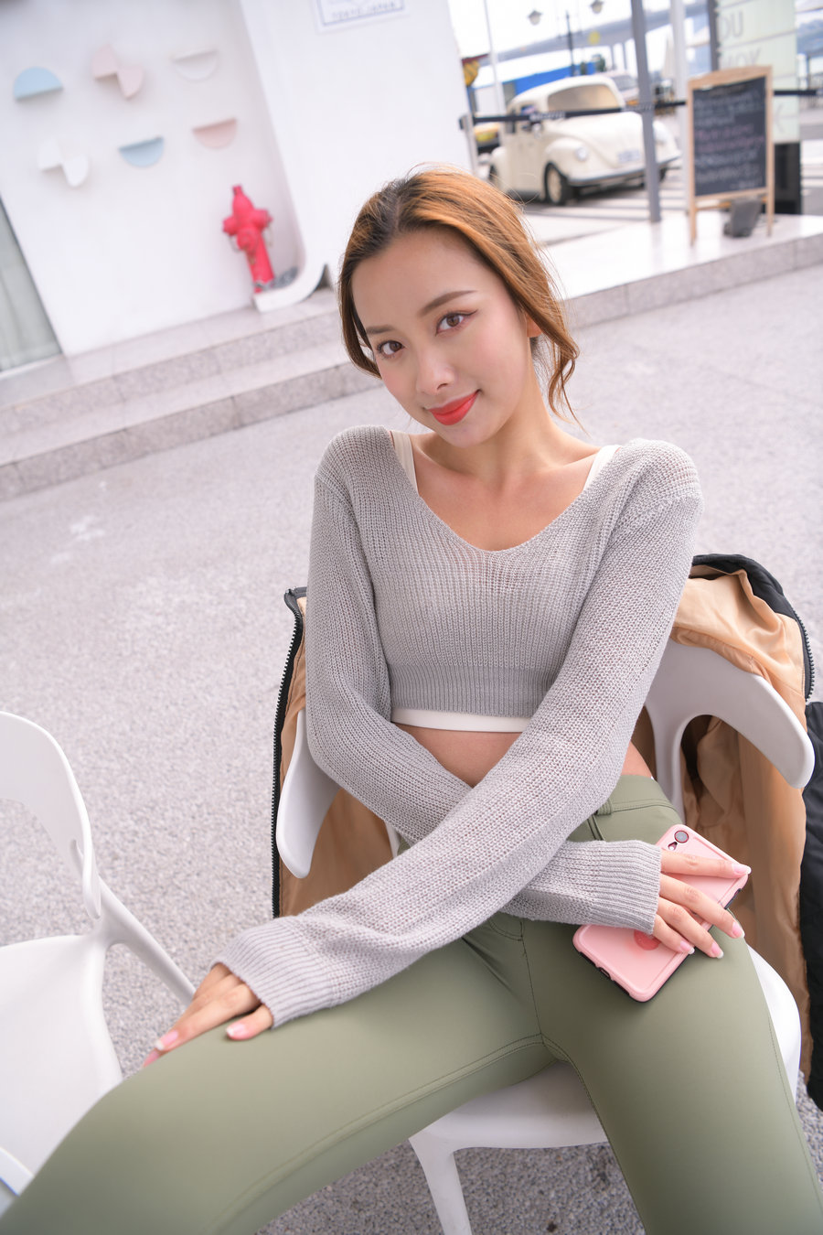 图片[2]-非常可爱的瑜伽裤女孩坐在凳子上 J1520 998P1V-26.5GB-西哈图库