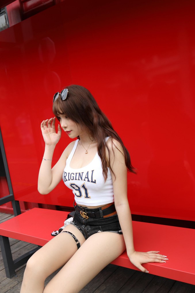 图片[5]-在户外玩单反相机的牛仔热裤女孩【450MB】00032-西哈图库