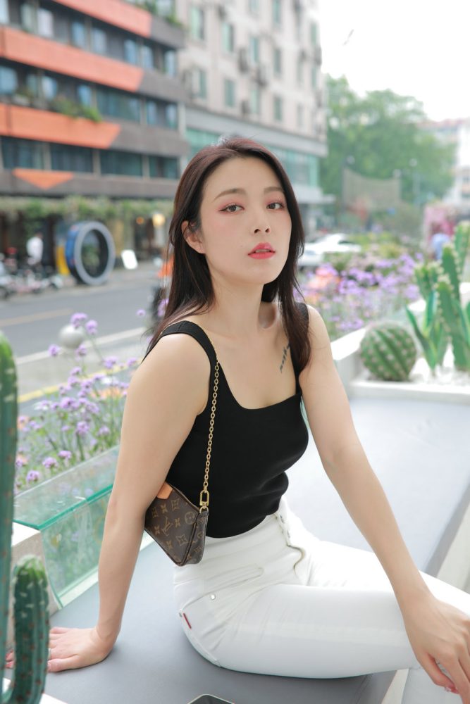 非常漂亮的白色紧身裤女孩J2055 895P2V-24.5GB-西哈图库