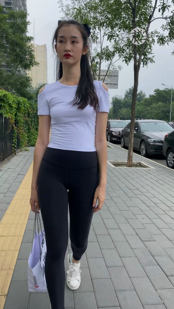 黑色瑜伽裤逛街的女孩J4000 MP4-7.76GB-西哈图库