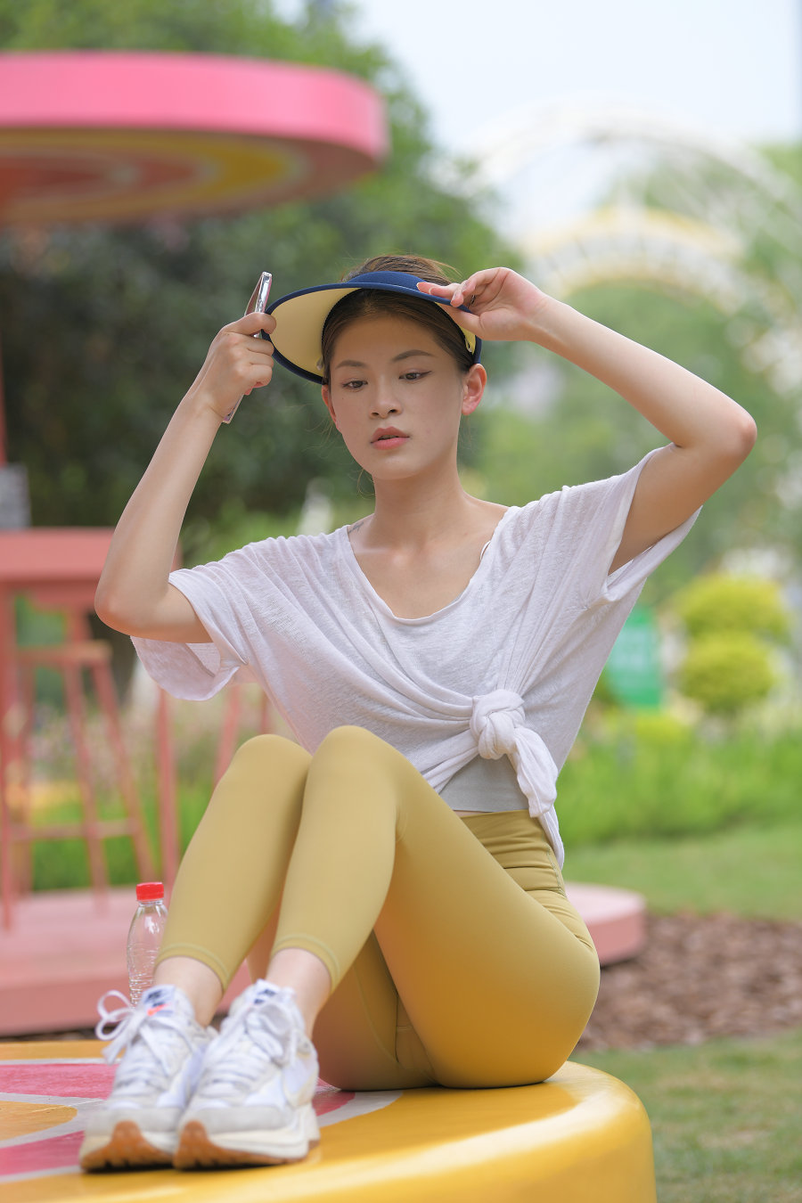 图片[1]-戴着遮阳帽的瑜伽裤女孩J2965 796P1V-27.1GB-西哈图库