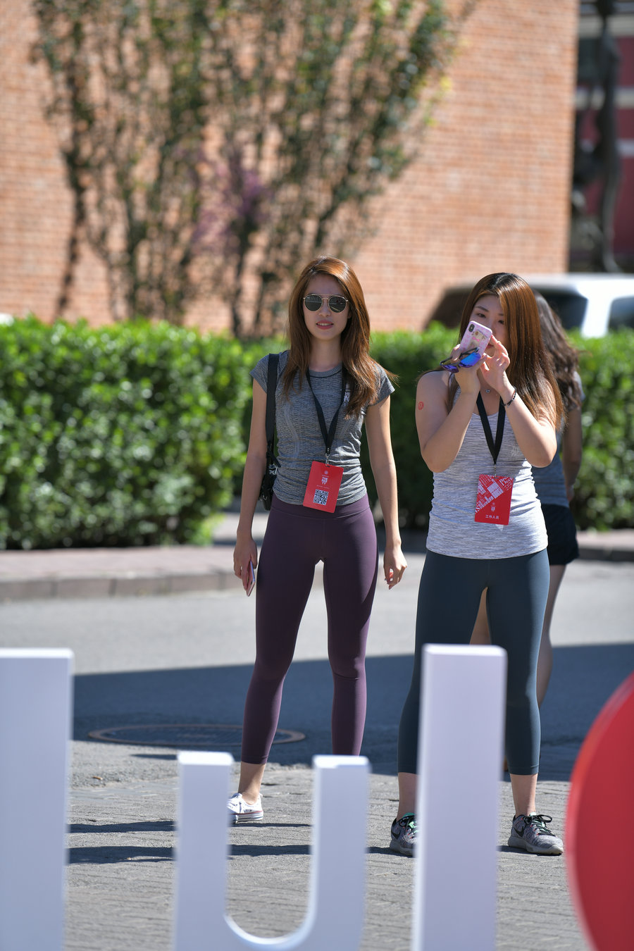 图片[1]-紫色瑜伽裤墨镜导游J4604 27P-336MB-西哈图库