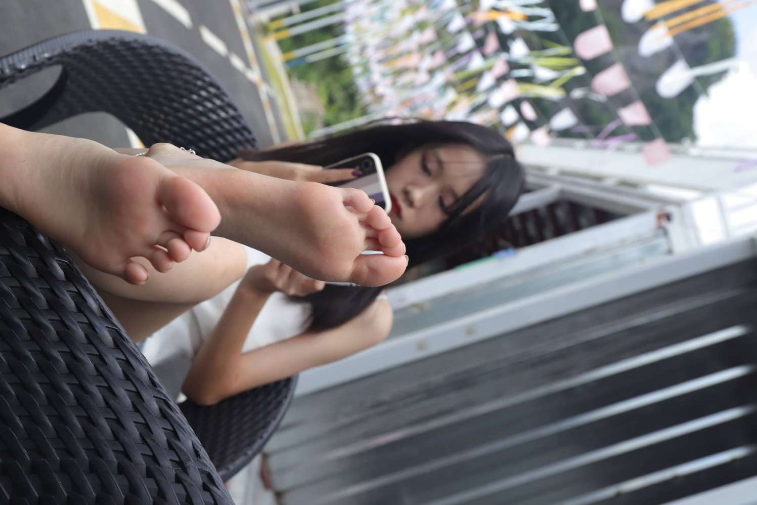 图片[2]-坐在草地上的长发女孩【172P】20012-西哈图库