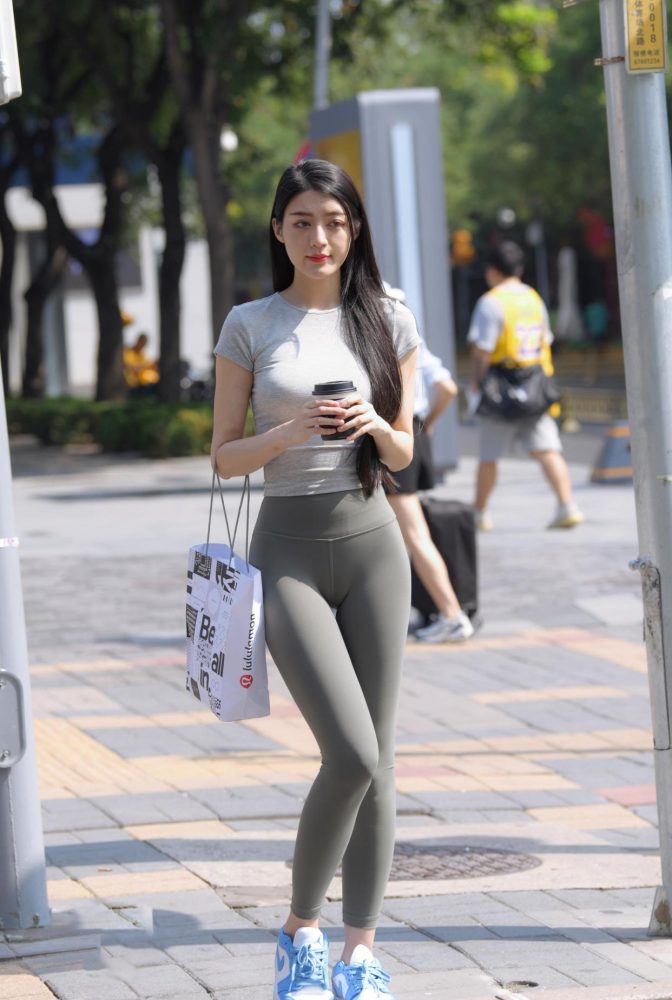 在外面逛街的瑜伽裤女孩J2240 449P1V-16.7GB-西哈图库