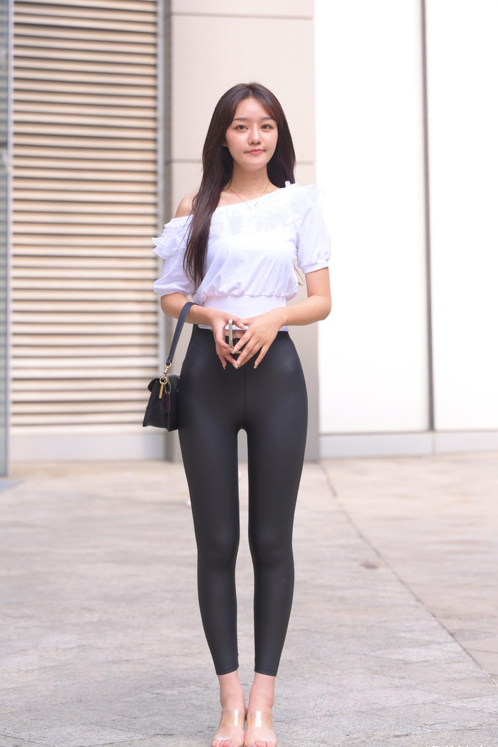 图片[2]-笑容非常甜美且治愈的皮裤女孩 J1945 751P1V-22.1GB-西哈图库