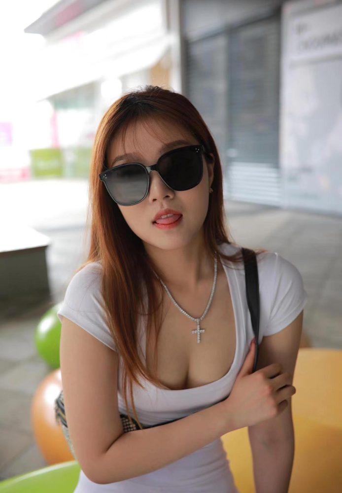 看上去拽拽的瑜伽裤女孩 J1695 425P1V-14.0GB-西哈图库