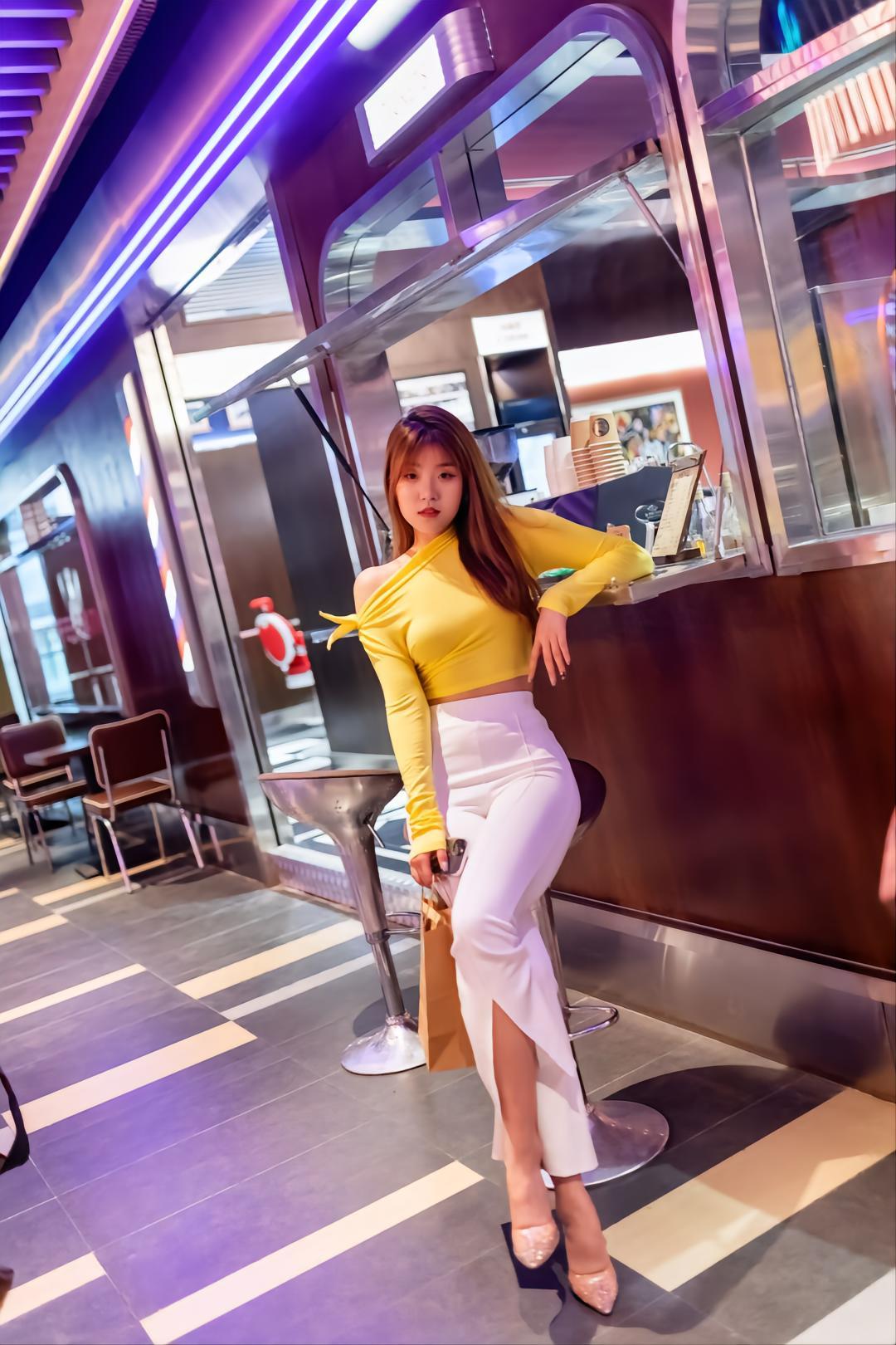 图片[2]-白色紧身牛仔喇叭裤女孩 J1568 428P2V-19.6GB-西哈图库