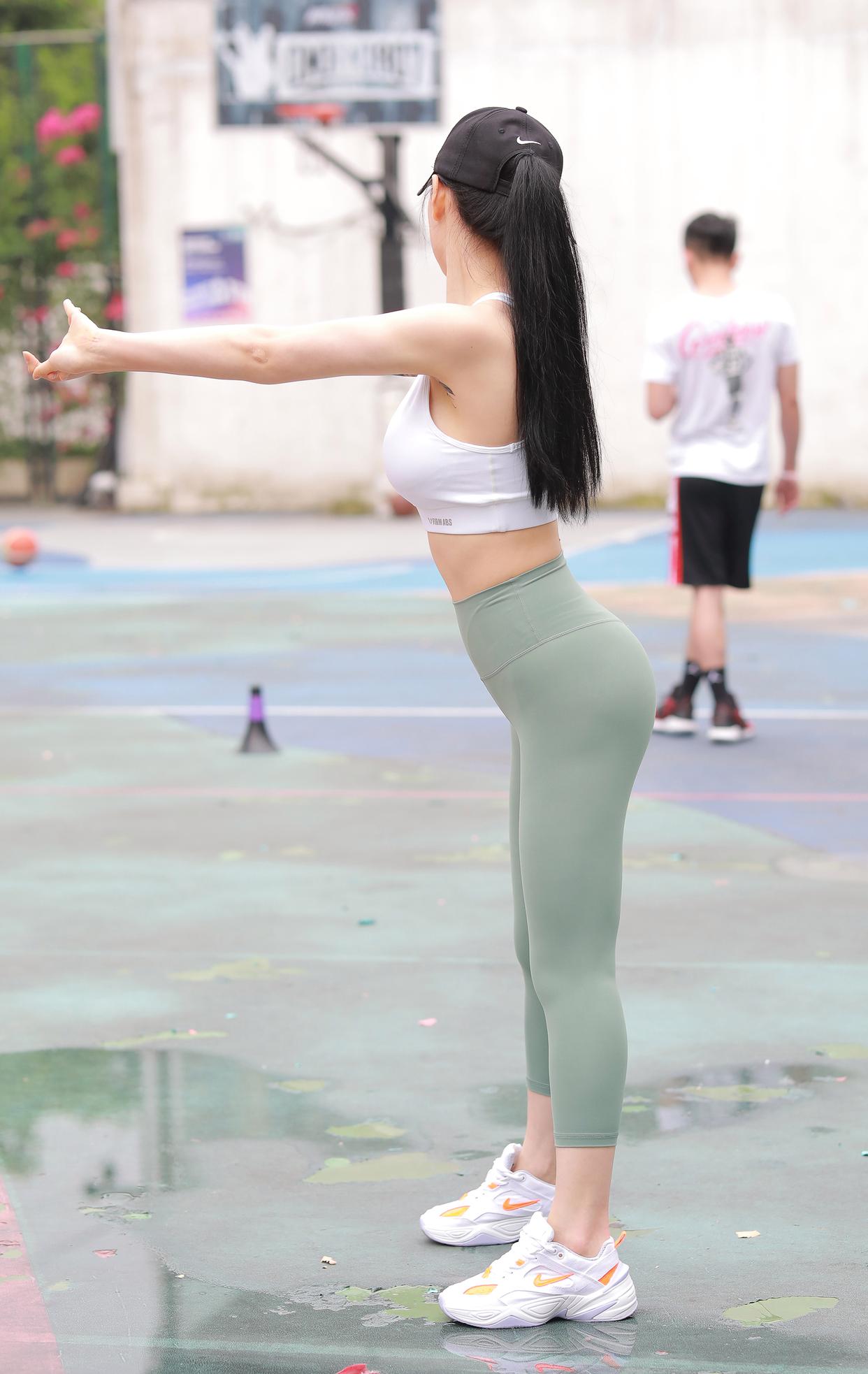 图片[1]-打扮很休闲的瑜伽裤女孩 J1600 415P3V-10.4GB-西哈图库