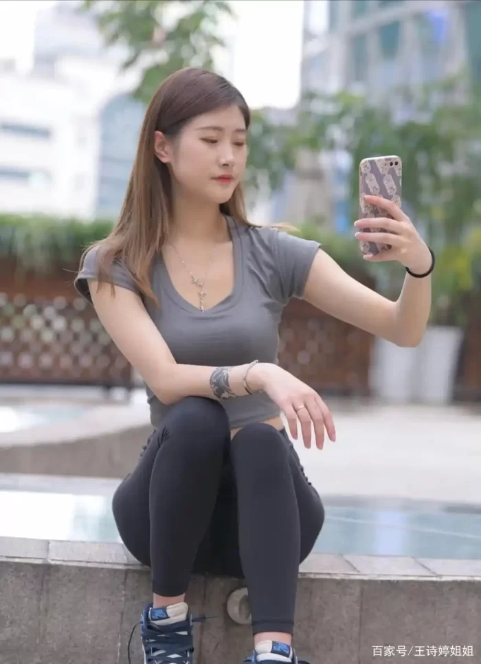 图片[2]-有小虎牙非常甜美的瑜伽裤女孩-西哈图库