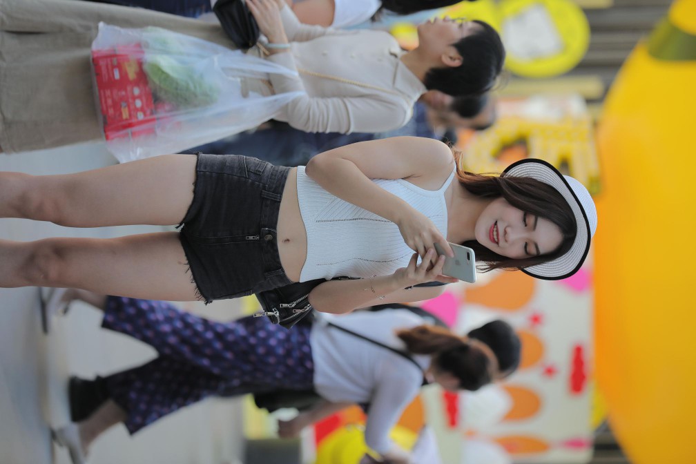 图片[2]-非常时尚阳光的牛仔热裤女孩【808P】00064-西哈图库