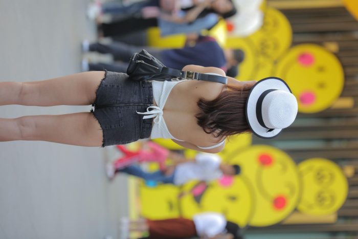 非常时尚阳光的牛仔热裤女孩【808P】00064-西哈图库