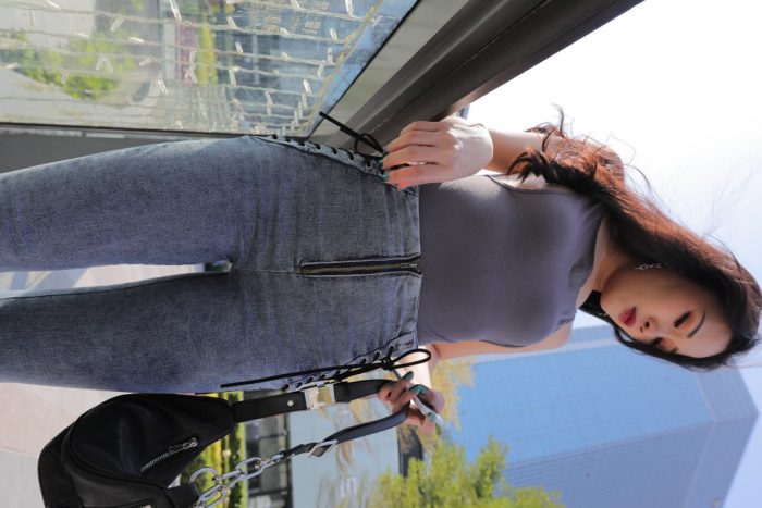 漂亮的紧身牛仔裤长发女孩【474P】00059-西哈图库