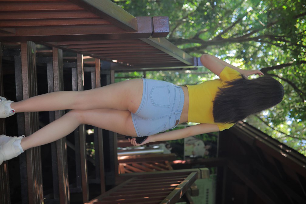 图片[3]-在户外散心的紧身牛仔短裤女孩【536P】00048-西哈图库