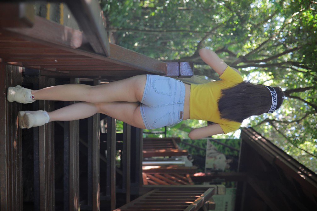 图片[5]-在户外散心的紧身牛仔短裤女孩【536P】00048-西哈图库