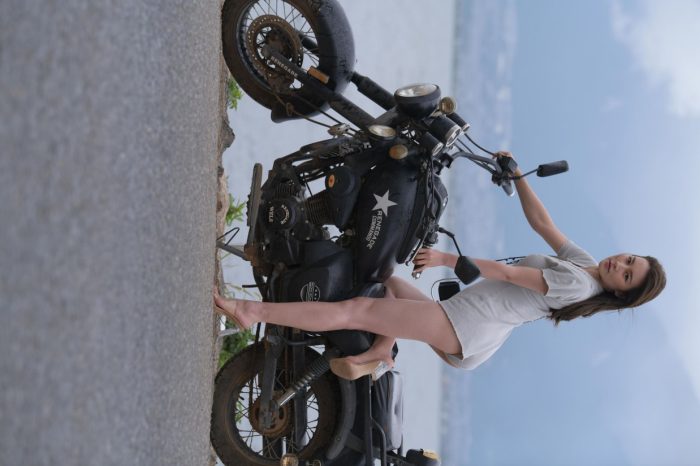 阴雨天在海边骑车的长发女人【156P】00044-西哈图库