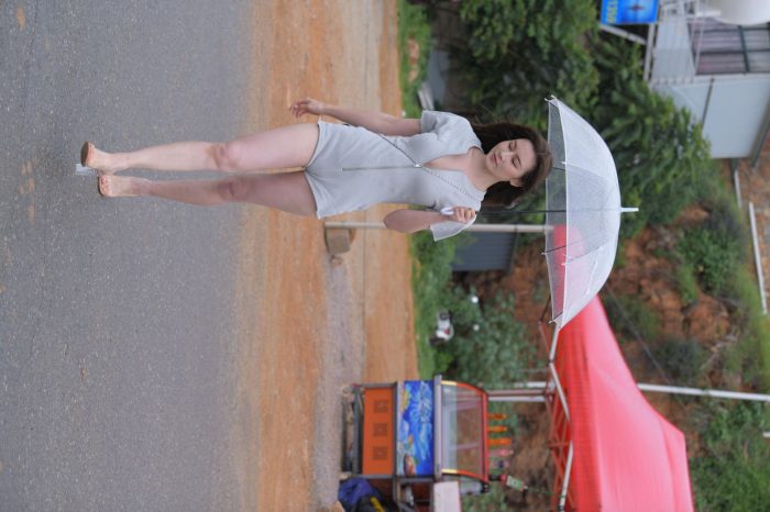 阴雨天在海边骑车的长发女人【156P】00044-西哈图库