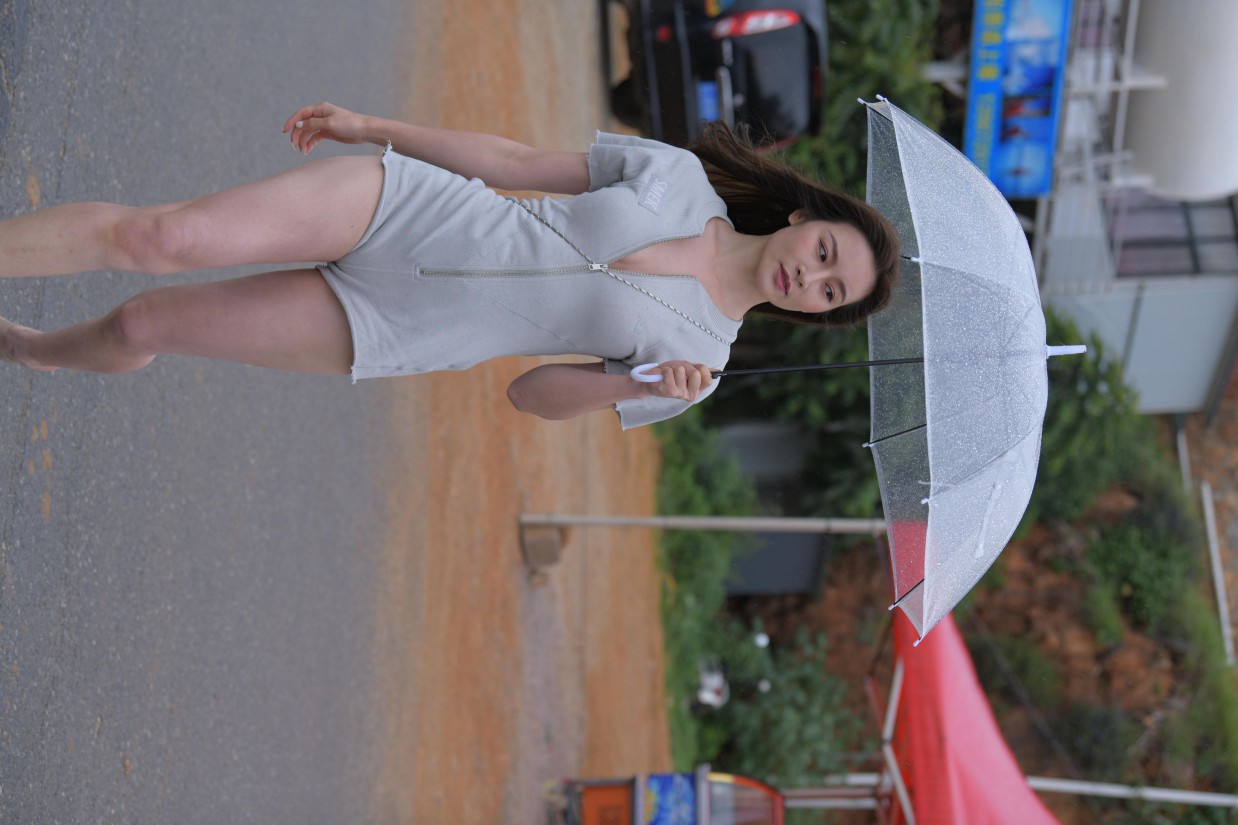 图片[5]-阴雨天在海边骑车的长发女人【156P】00044-西哈图库