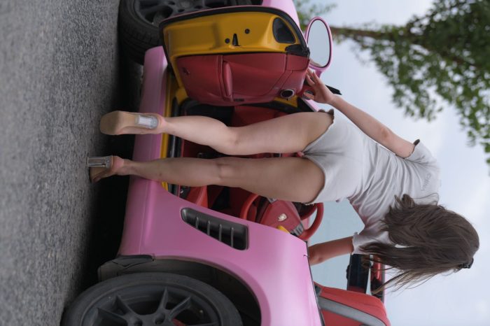 在海边开跑车的连衣短裤女孩【390P】00030-西哈图库