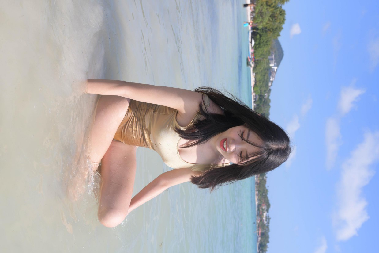 图片[5]-戴太阳帽在海边晒太阳的比基尼女孩【377P】00014-西哈图库