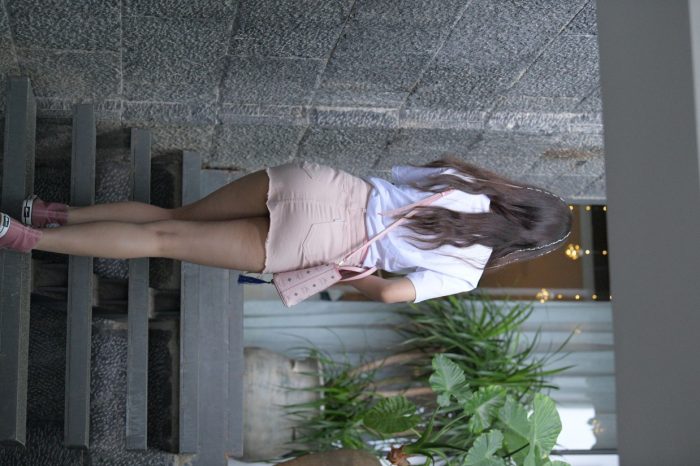 非常清纯甜美的短裙姑娘在逛街【458P】00052-西哈图库