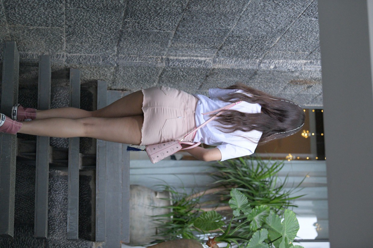 图片[2]-非常清纯甜美的短裙姑娘在逛街【458P】00052-西哈图库