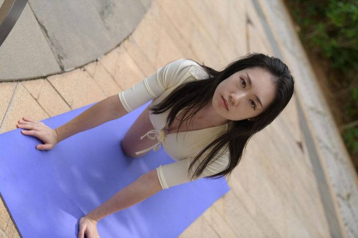 游泳池旁边的比基尼女生【327P】00042-西哈图库