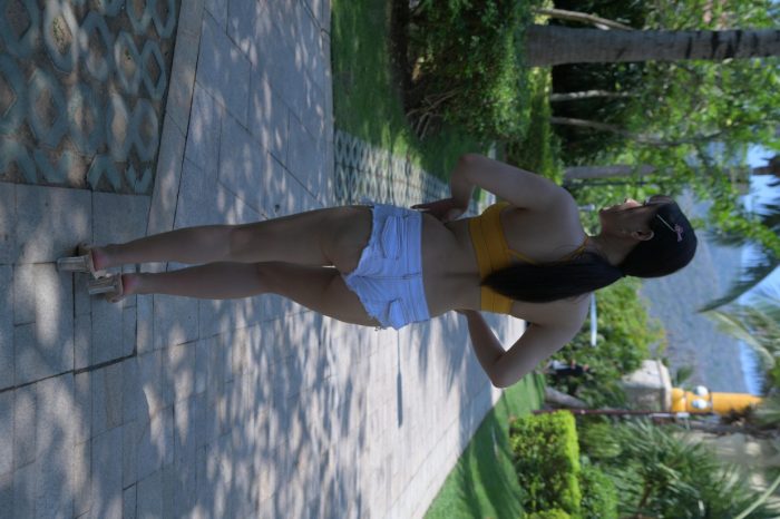 在海南度假的紧身白色短裤女孩【202P】00033-西哈图库