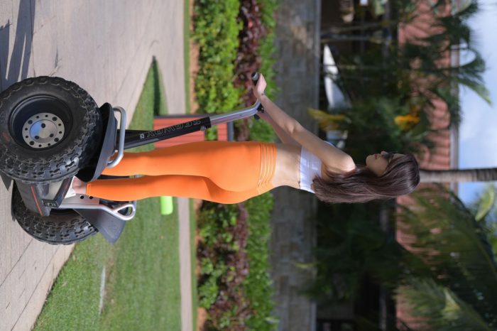 骑着平衡车的橘黄色瑜伽裤妹妹【620P】00054-西哈图库