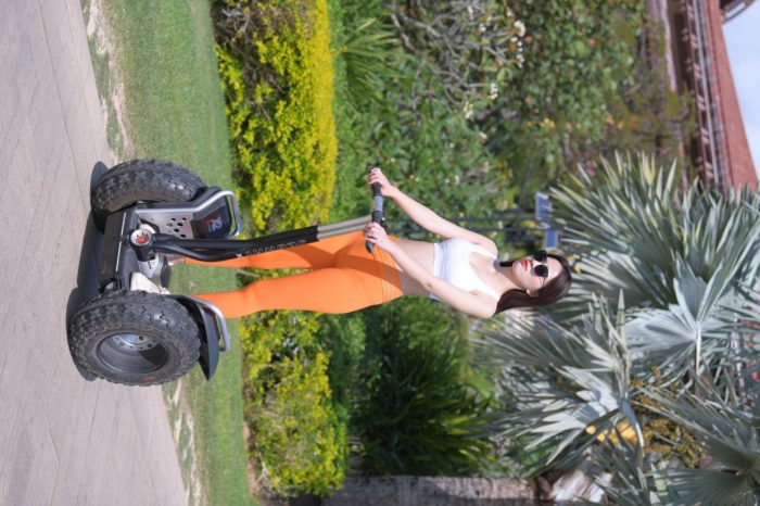 骑着平衡车的橘黄色瑜伽裤妹妹【620P】00054-西哈图库