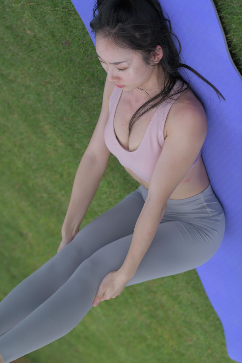 图片[3]-在户外草地上练瑜伽的高马尾女生【235P】00056-西哈图库