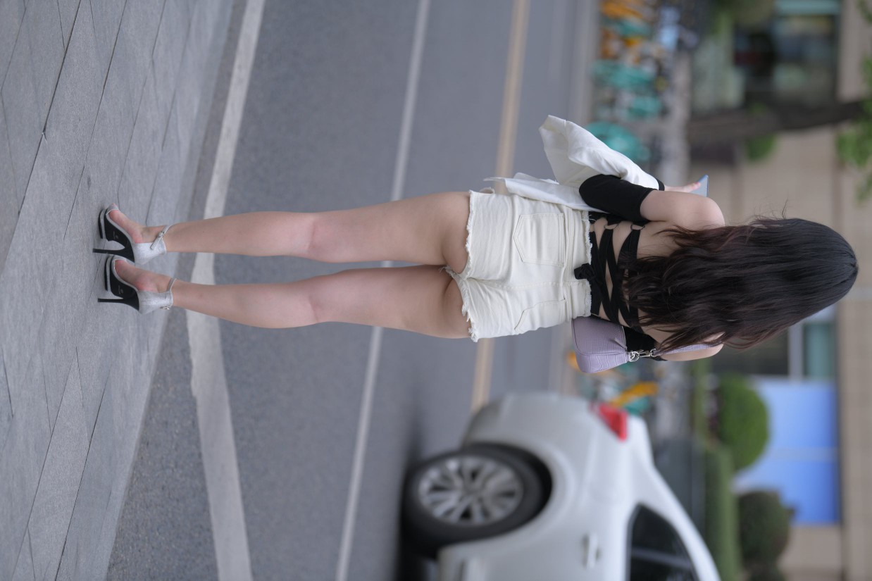 图片[2]-长发飘飘的白色热裤美丽女孩【49P】00029-西哈图库